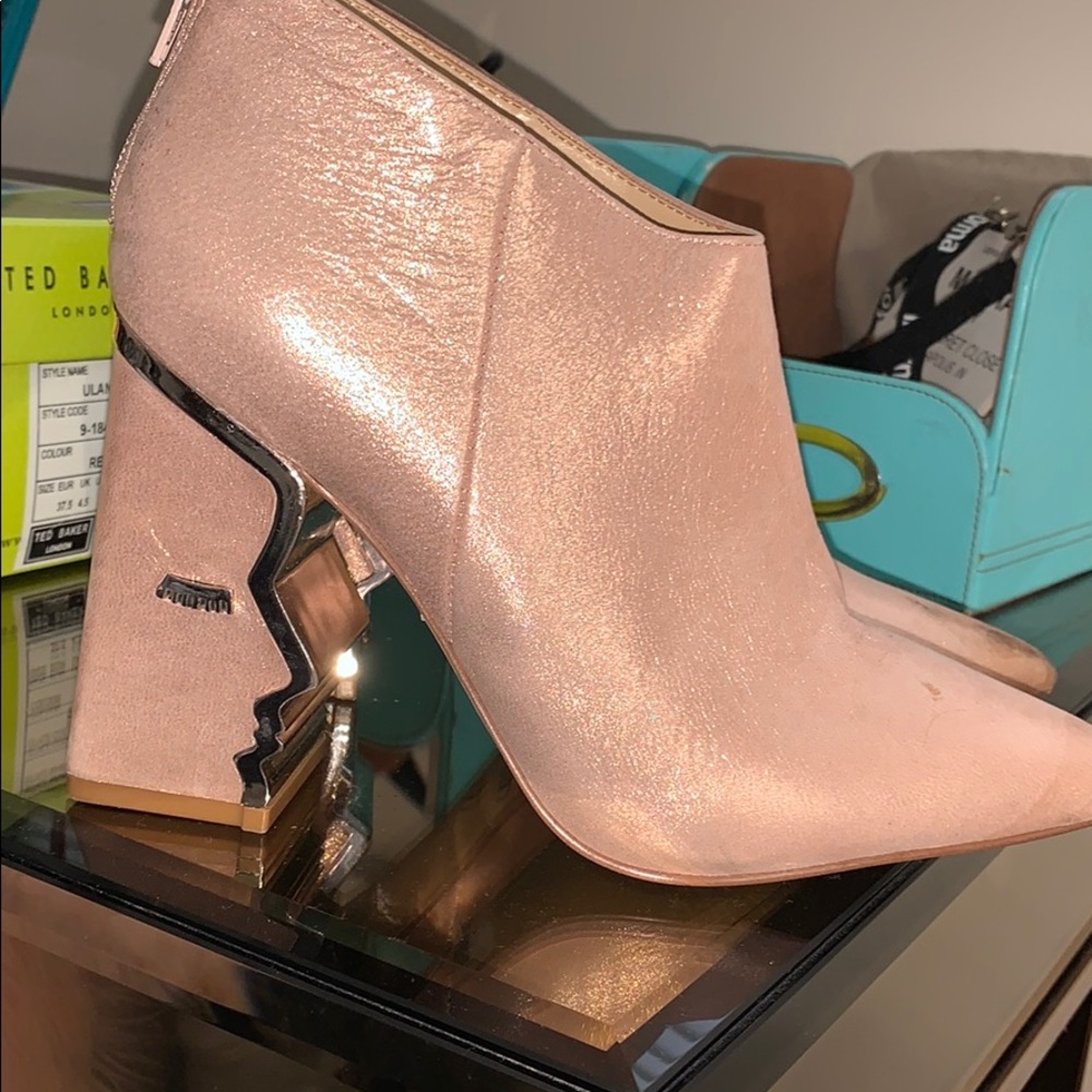 Women’s shoes booties